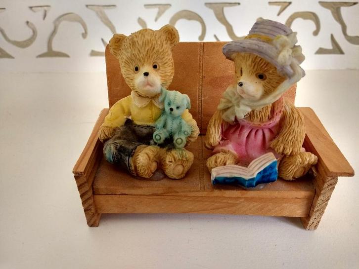 Beeldje 2 beertjes op een bankje Engelse stijl, Verzamelen, Beelden en Beeldjes, Zo goed als nieuw, Dier, Ophalen of Verzenden