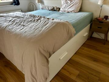 Tweepersoons bed met lades beschikbaar voor biedingen