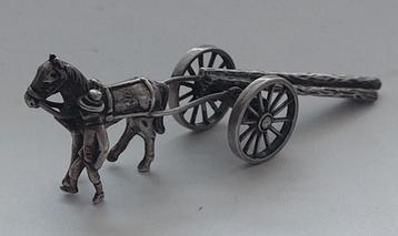 Zilveren miniatuur paard met boomstamkar. beschikbaar voor biedingen