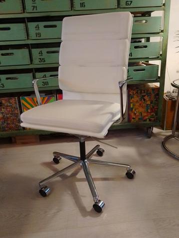 ea219 redesigned bureaustoel, wit leer met chroom.