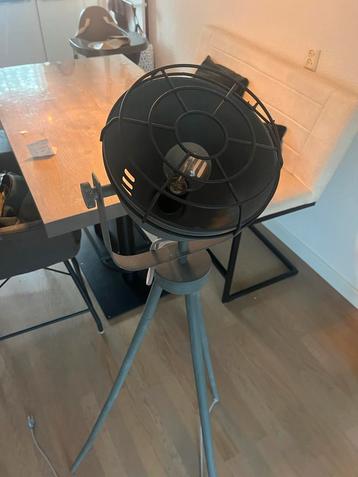 Industriële vloerlamp met statief beschikbaar voor biedingen
