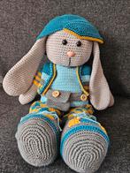 Gehaakt grijs funny konijn met kledingset, Ophalen of Verzenden, Nieuw, Kraamcadeau