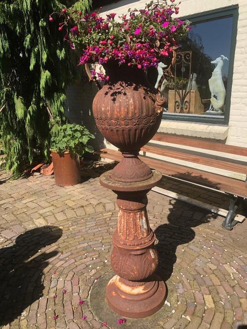 gietijzeren tuinvaas op zuil pilaar, Tuin en Terras, Tuinvazen, Gebruikt, Ophalen