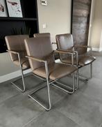 Vier taupe lederen Henders & Hazel design eetkamerstoelen, Huis en Inrichting, Stoelen, Ophalen, Henders en Hazel, Zo goed als nieuw