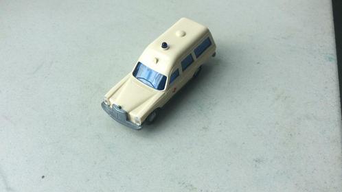 Wiking Mercedes 200 ambulance met niet werkend zwaailicht, Hobby en Vrije tijd, Modeltreinen | H0, Zo goed als nieuw, Brug, Tunnel of Gebouw