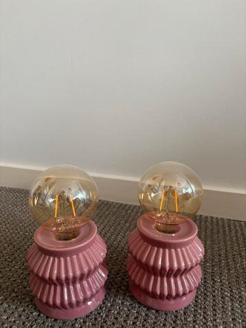 Twee roze lampjes beschikbaar voor biedingen