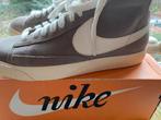 Nike , Veterboots, lichtgewicht , ecru/ grijs , nog Nieuw, Nike, Nieuw, Ophalen of Verzenden, Sneakers of Gympen