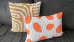 Twee vrolijke sierkussens van Karwei, Huis en Inrichting, Woonaccessoires | Kussens, Ophalen of Verzenden, Zo goed als nieuw, Vierkant