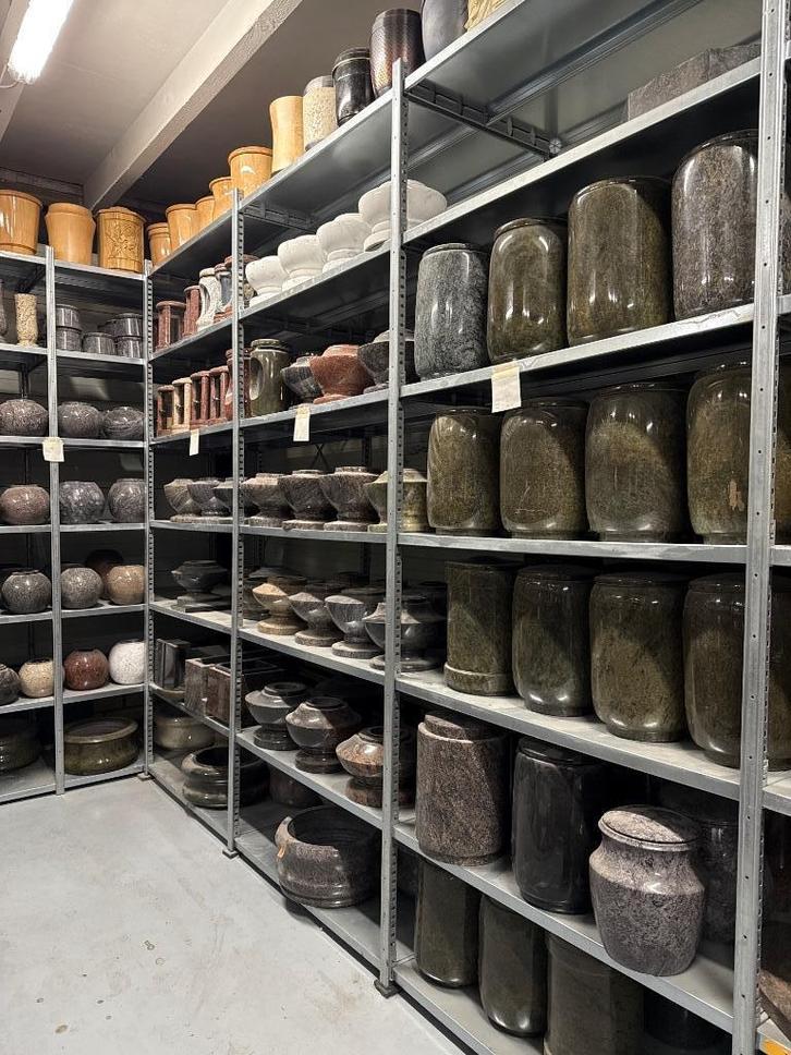 Natuursteen bloempotten en urnen in alle kleuren en maten, Tuin en Terras, Bloempotten, Zo goed als nieuw, Steen, Binnen, Balkon