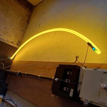 GEBOGEN NEON LAMP NEONBUIS VERLICHTING  beschikbaar voor biedingen
