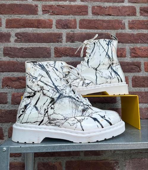 Dr. Martens 1460 Pascal marble maat 41, Kleding | Dames, Schoenen, Zo goed als nieuw, Lage of Enkellaarzen, Wit, Ophalen of Verzenden