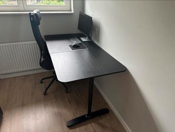 Bureau zwart beschikbaar voor biedingen