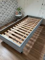 Houten Eenpersoonsbed Grijs - verrijdbaar, Huis en Inrichting, Slaapkamer | Bedden, Ophalen, 90 cm, Eenpersoons, Zo goed als nieuw