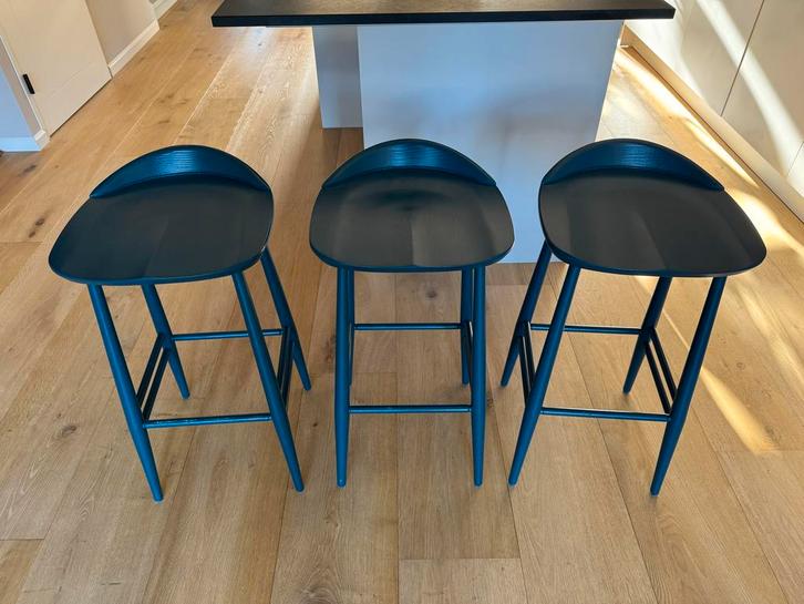 3 design krukken van ercol in blauw, Huis en Inrichting, Barkrukken, Zo goed als nieuw, 60 tot 90 cm, Hout, 3 krukken, Met voetsteun
