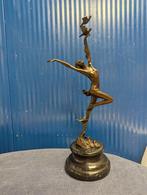 Bronzen beeld van een danseres met duiven, Antiek en Kunst, Ophalen of Verzenden