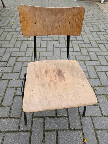 Retro houten stoel beschikbaar voor biedingen