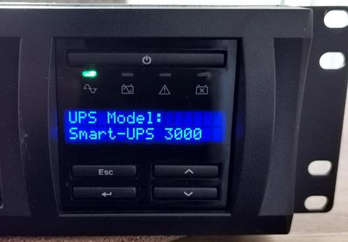 APC UPS SMT3000RMI2U - 2.700 Watt - AP9630 – rack rails, Computers en Software, Noodvoedingen (UPS), Zo goed als nieuw, Ophalen