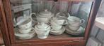 Oude theekastje met servies., Ophalen of Verzenden