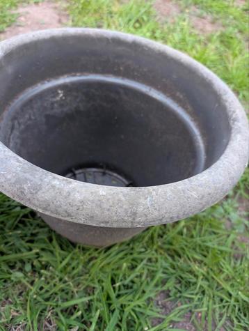 1ronde planten pot plastic en 1 vierkanten stenen pot beschikbaar voor biedingen