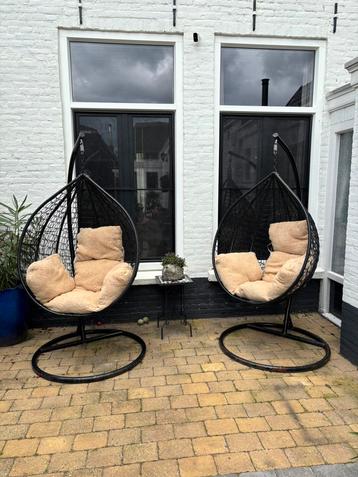 2 mooie zwarte eistoelen beschikbaar voor biedingen