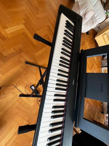 Yamaha NP-32 keyboard met standaard en sustain pedaal beschikbaar voor biedingen