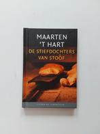 Maarten 't Hart : De stiefdochters van Stoof 🆕️, Nieuw, Ophalen of Verzenden, Nederland, Maarten 't Hart