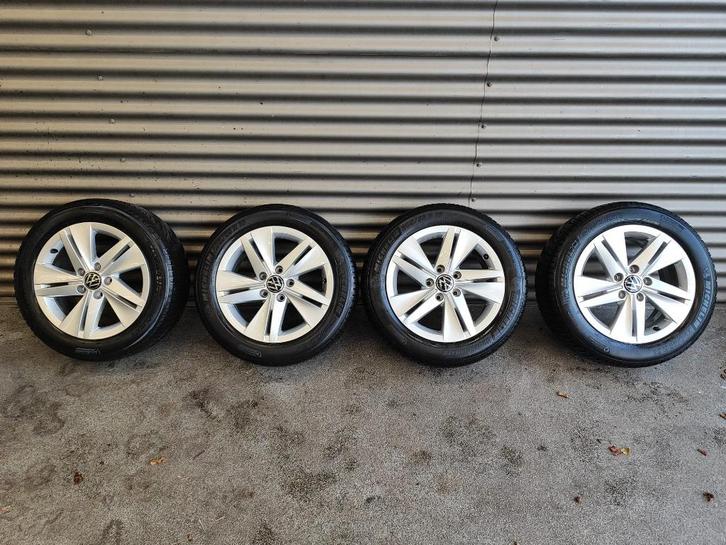 Originele VW golf 8 velgen 5H0 601 025 met all-season banden, Auto-onderdelen, Banden en Velgen, Velg(en), Zomerbanden, 16 inch