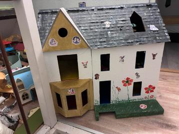 Leuk houten poppenhuis beschikbaar voor biedingen