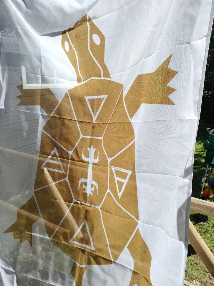 vlag met schildpad goud wit 100x150 cm, Diversen, Vlaggen en Wimpels, Nieuw, Ophalen of Verzenden