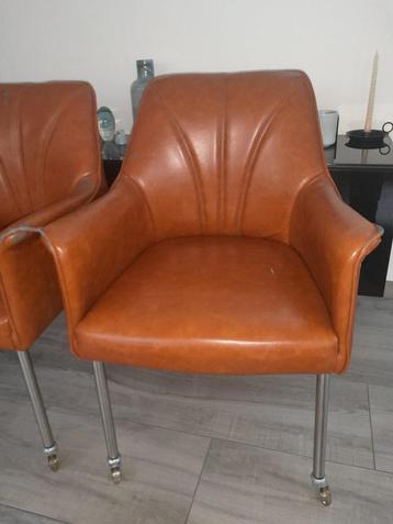 8 stoelen met wieltjes / metaalkleurige poten / cognackleur  beschikbaar voor biedingen