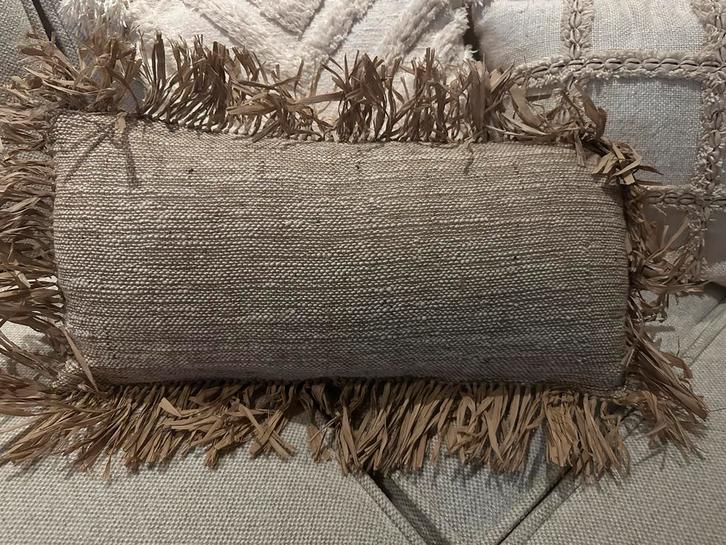 Handgeweven kussenhoes met rotan uit Bali, Huis en Inrichting, Woonaccessoires | Kussens, Nieuw, Beige, Rechthoekig, Ophalen of Verzenden