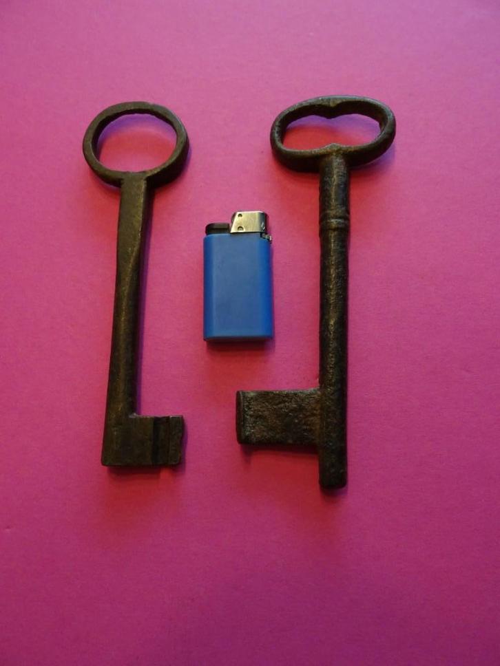 2 GROTE ANTIEKE SLEUTELS SLEUTEL SLOT SLOTEN  DEUR KIST, Antiek en Kunst, Curiosa en Brocante, Ophalen of Verzenden