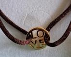 Armband - donkerbruin zijdedraad met goudkleurige bedel Love, Ophalen of Verzenden, Nieuw, Met bedels of kralen