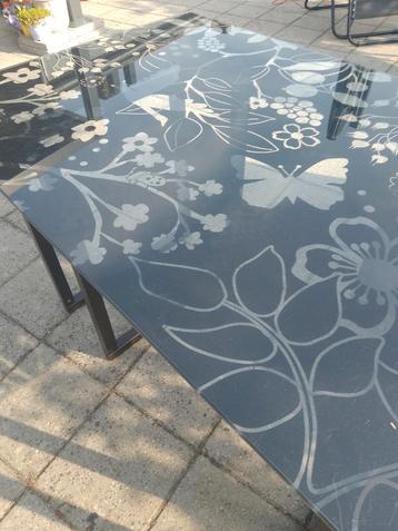 glazen buro of tafel beschikbaar voor biedingen