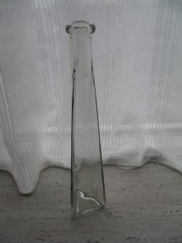 Hoge Smalle Glazen Vaas 3-kantig Vintage beschikbaar voor biedingen