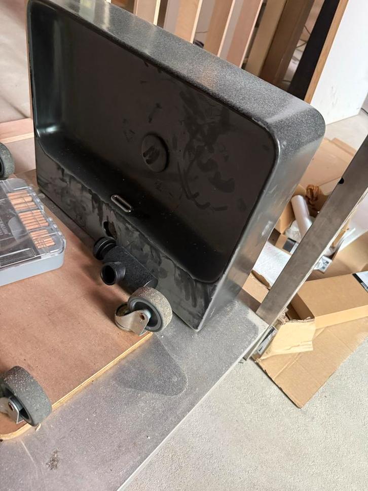 Zwarte wasbak - Gratis af te halen!, Huis en Inrichting, Badkamer | Badkamermeubels, Gebruikt, Wasbak of Wastafel, Minder dan 100 cm