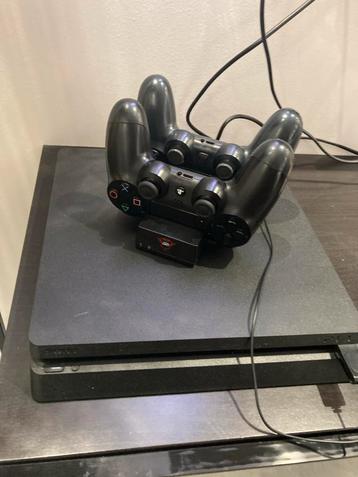 PS4 Pro 1TB + 2 Controllers + FIFA 17 beschikbaar voor biedingen