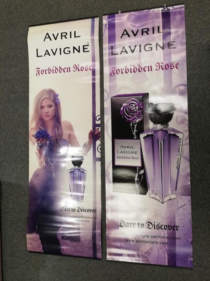 Posters Avril Lavigne Forbidden Rose 45x140 cm, Verzamelen, Posters, Zo goed als nieuw, Deurposter of groter, Rechthoekig Staand