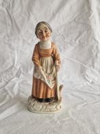 Beeldje Oude dame met wandelstok B009, Ophalen of Verzenden, Gebruikt, Mens