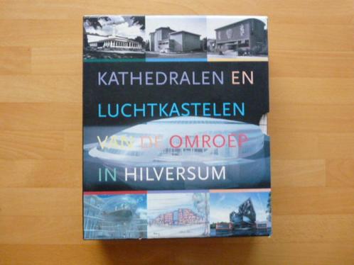 Kathedralen en luchtkastelen van de omroep in Hilversum, Boeken, Kunst en Cultuur | Architectuur, Zo goed als nieuw, Architecten