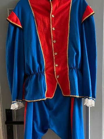 Pietenpak rood met blauw beschikbaar voor biedingen