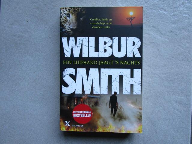 WILBUR SMITH --> Een luipaard jaagt 's nachts, Boeken, Romans, Zo goed als nieuw, Ophalen of Verzenden