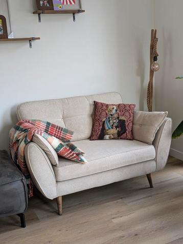 Beige DFS Loveseat - Modern & Comfortabel beschikbaar voor biedingen