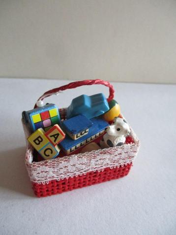 poppenhuis mand met speelgoed zit vast beschikbaar voor biedingen