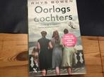Rhys Bowen - Oorlogsdochters, Gelezen, Ophalen of Verzenden, Nederland, Rhys Bowen
