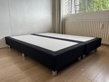 Vier stevige eenpersoons bedframes beschikbaar voor biedingen