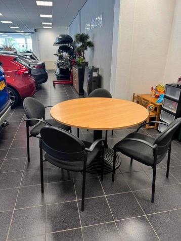 Tafelset inclusief 4 zwart grijze stoelen  beschikbaar voor biedingen