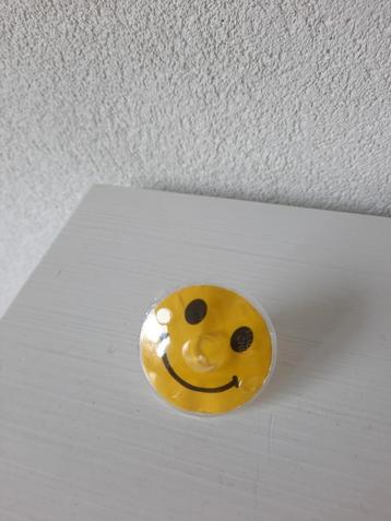 Gele Smiley Kunststof Tol beschikbaar voor biedingen