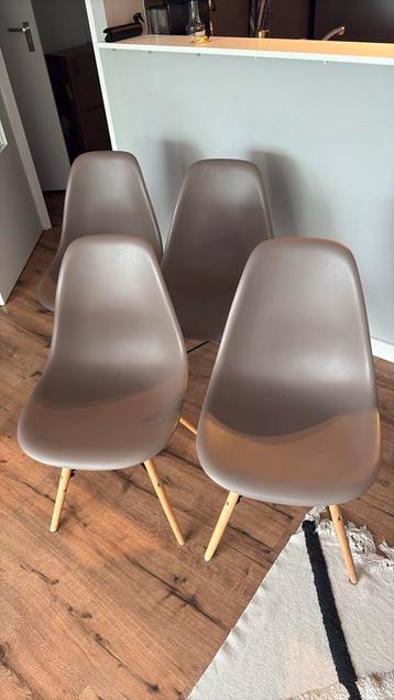 4 leuke stoelen in kleur taupe