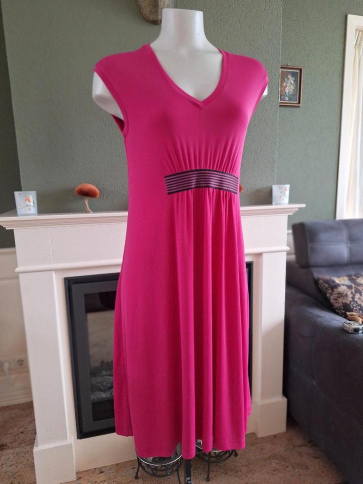 Eroke fuchsia roze jurk IT 42 NL 38 gratis verzenden, Kleding | Dames, Jurken, Zo goed als nieuw, Maat 38/40 (M), Roze, Knielengte